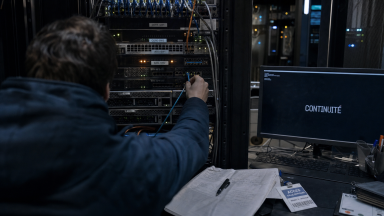 Sysadmin près d’un rack serveur, maintenance réseau en panne